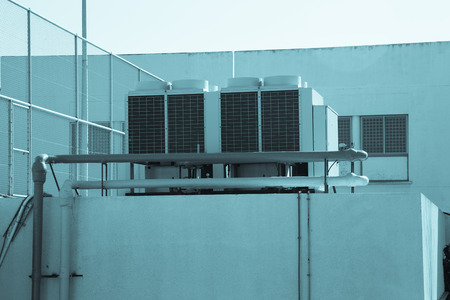 建物の屋上に設置する空調システム。トーンダウン。 photo